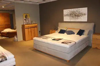 Schlafzimmermöbel in Massivholz, Boxspringbett